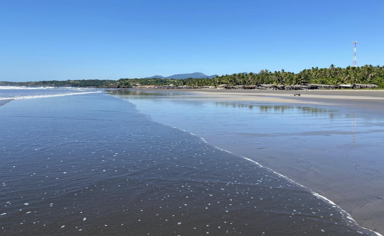 Photo de Playa El Cuco avec sable gris de surface