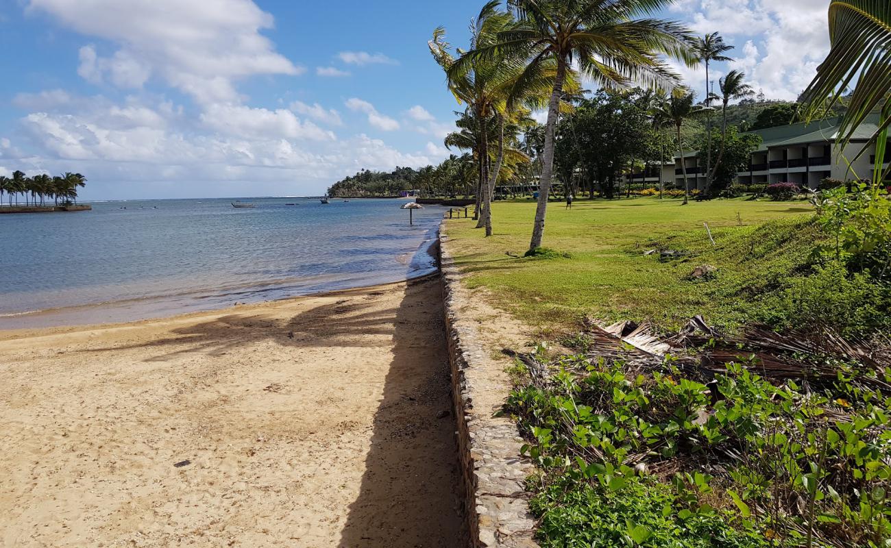 Photo de Naviti Beach avec sable lumineux de surface