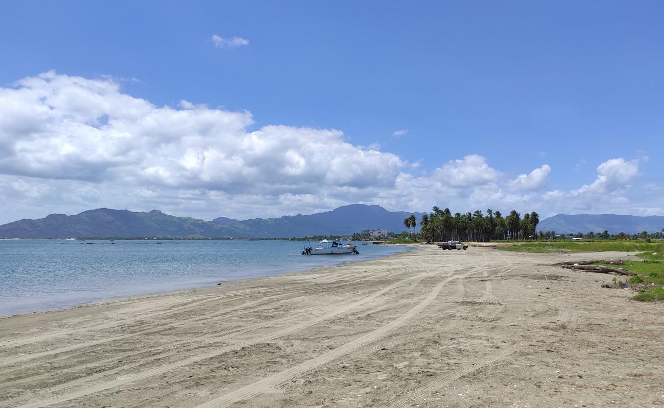 Photo de Wailoaloa Beach avec sable gris de surface