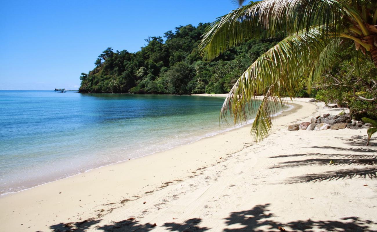 Photo de Laucala Beach avec sable lumineux de surface