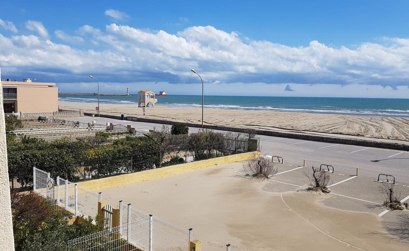 Photo de Les Montilles beach avec sable beige fin de surface