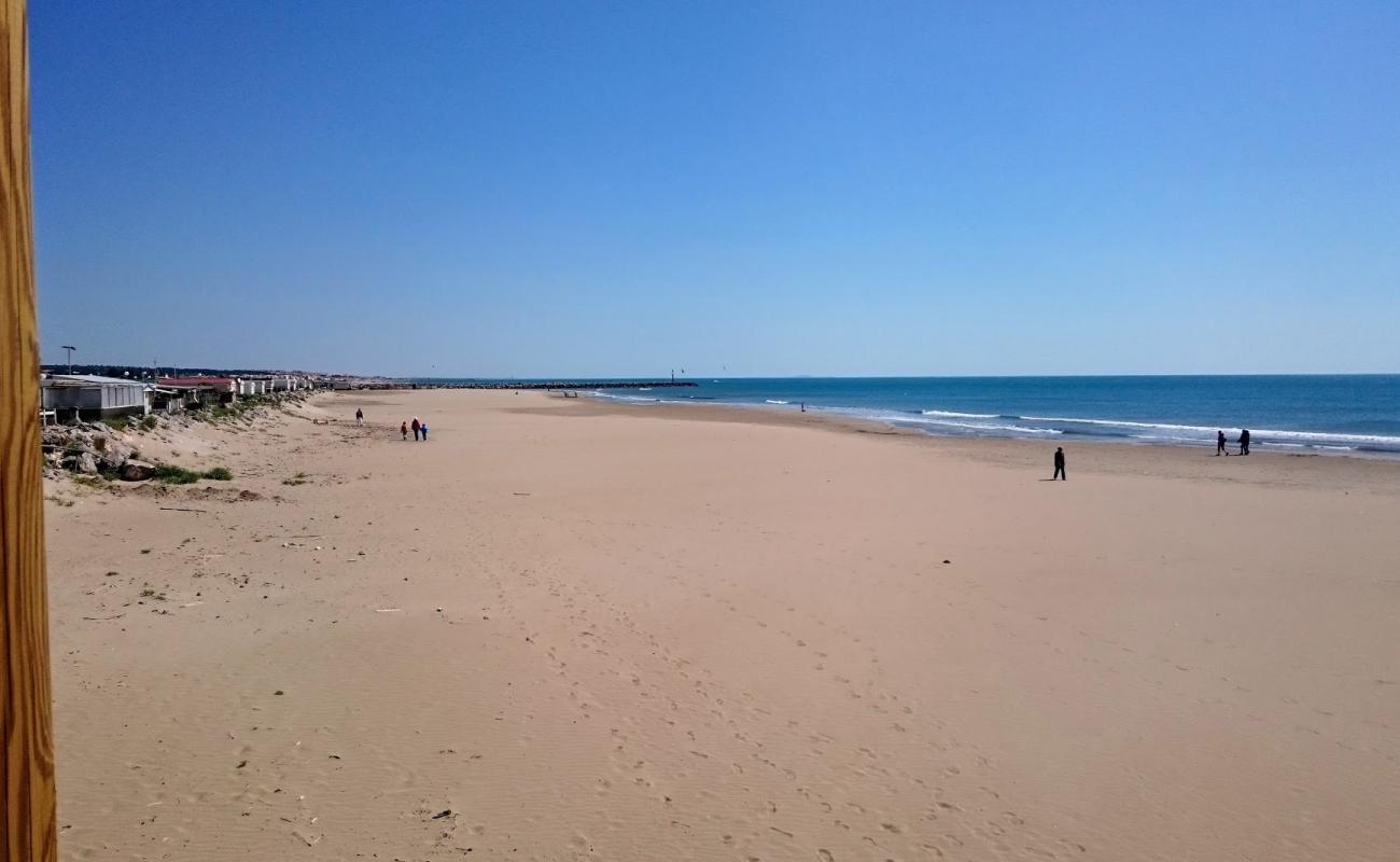 Photo de Plage de Mateille avec sable beige fin de surface
