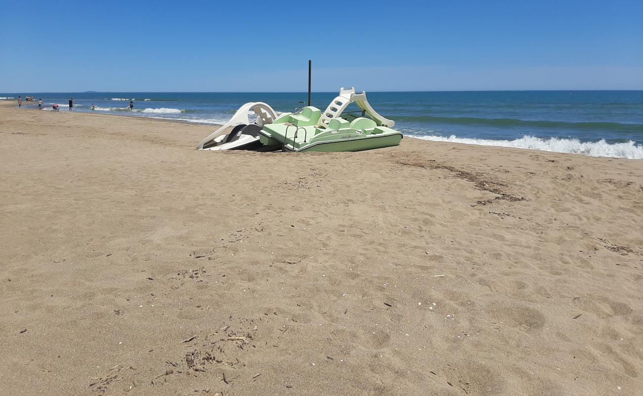 Photo de Saint-Pierre-la-Mer avec sable beige fin de surface