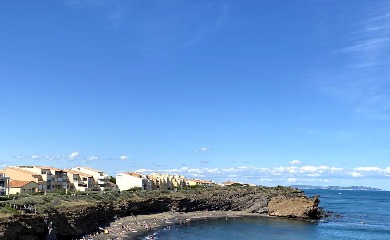 Photo de La Conque beach avec petits galets beige de surface