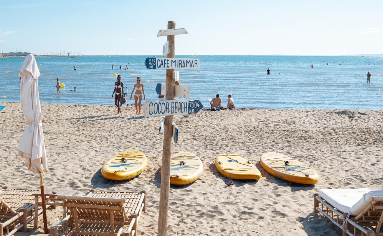 Photo de Plage de Rive Gauche avec sable fin et lumineux de surface