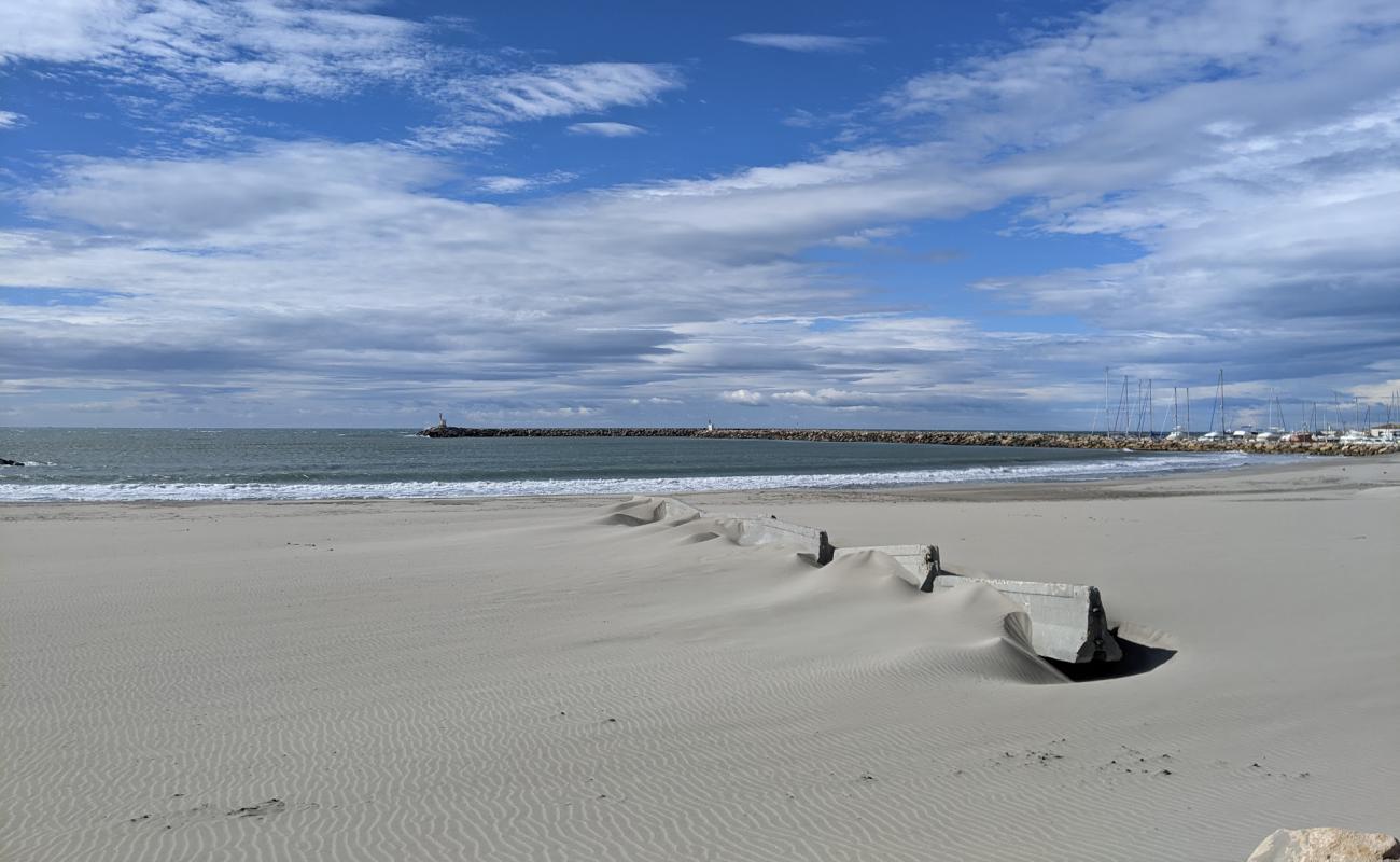 Photo de Plage de Arènes avec sable beige fin de surface