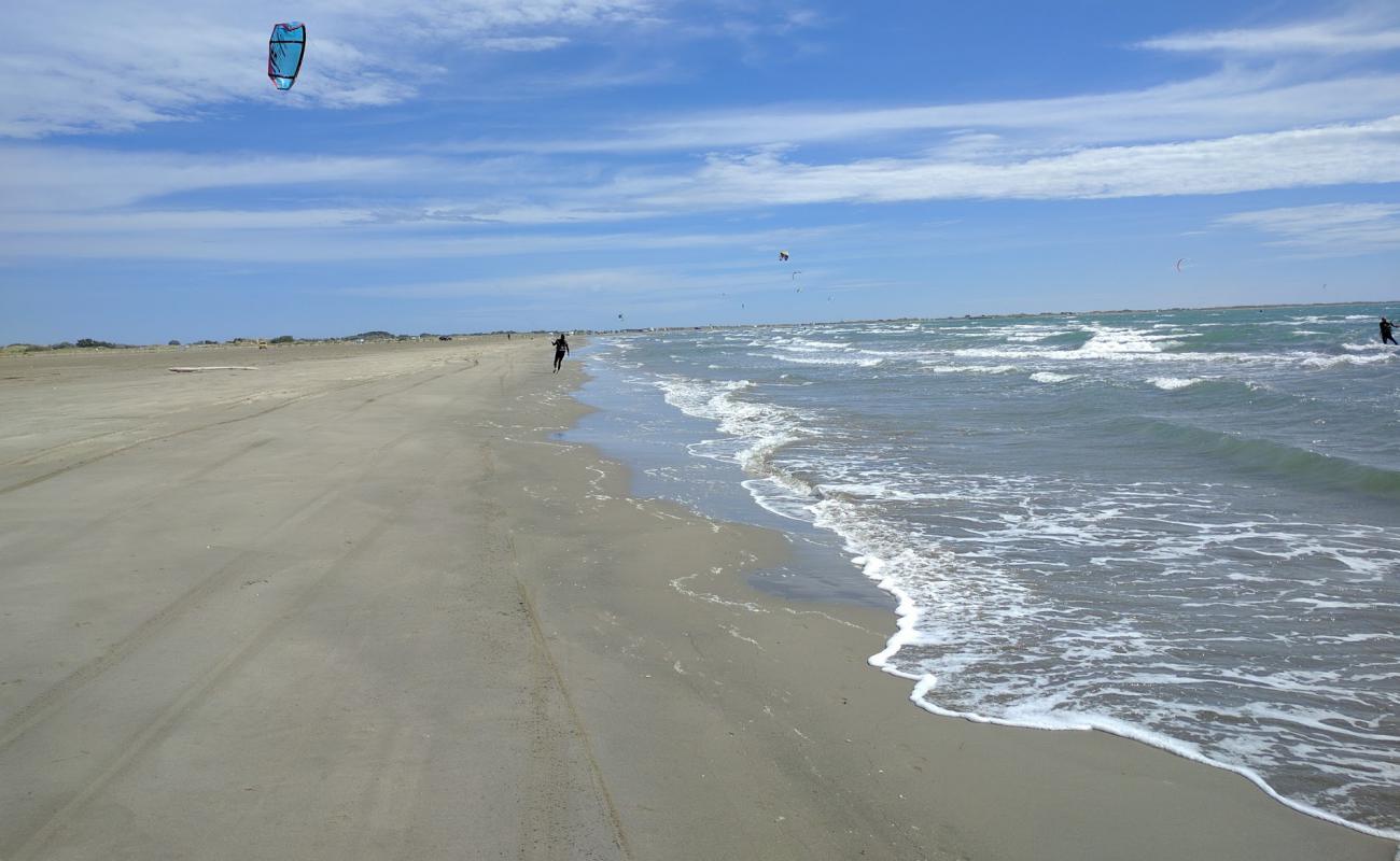Photo de Plage de Beauduc avec sable beige fin de surface