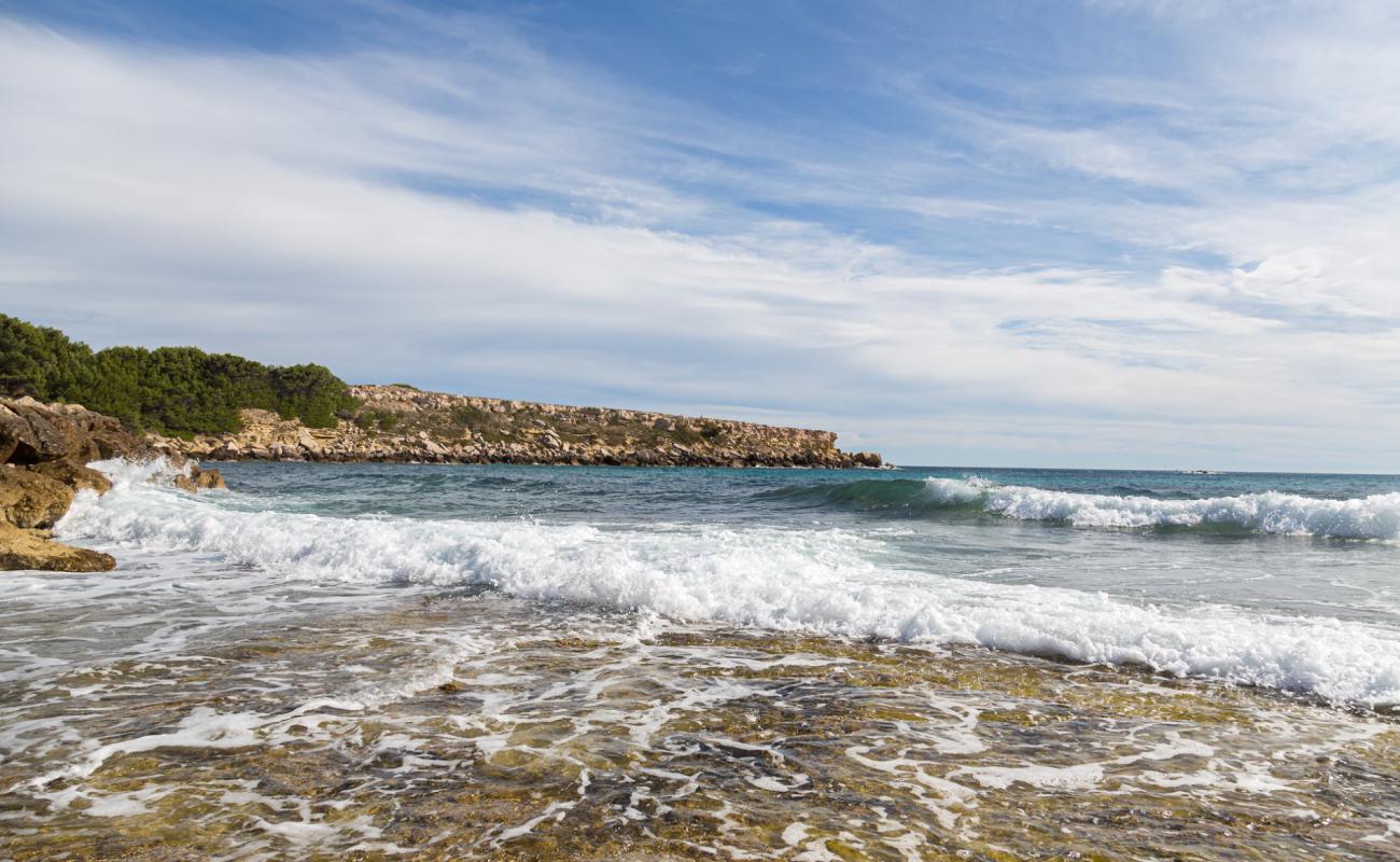 Photo de Calanque des Tamaris avec sable beige & pierres de surface