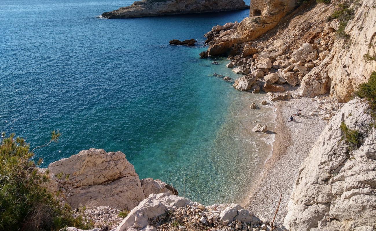 Photo de Calanque de l'Erevine avec galets blancs de surface
