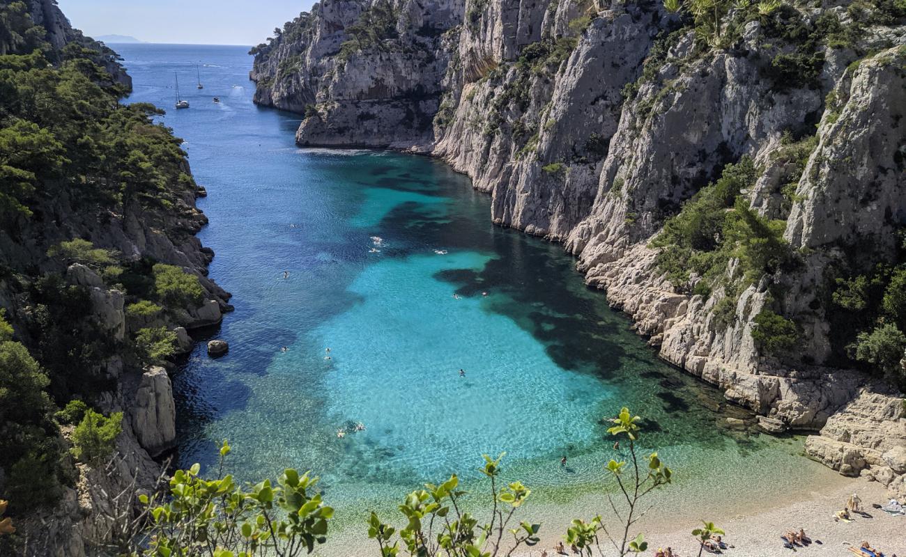 Photo de Plage de la Calanque d'En-Vau avec caillou clair de surface