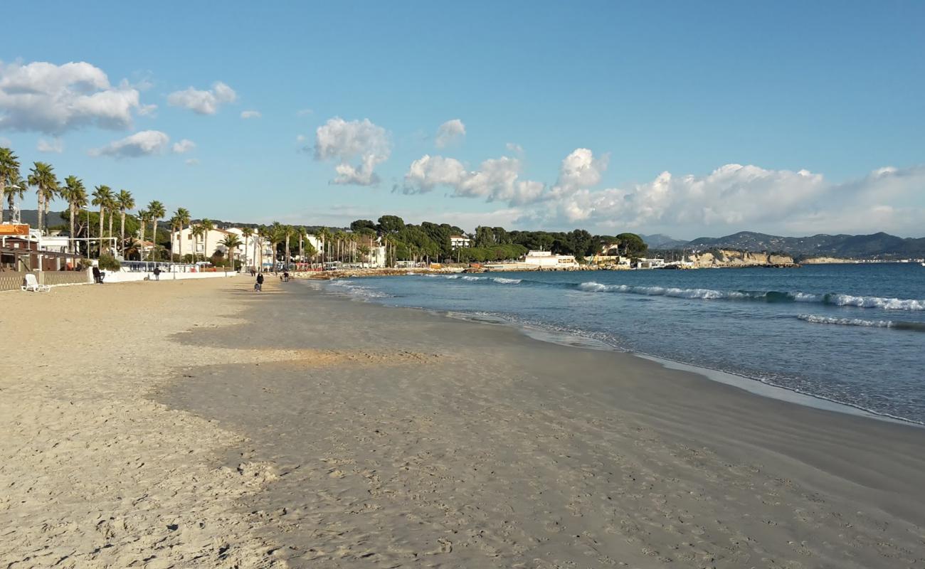 Photo de Plage Lumiere avec sable fin et lumineux de surface