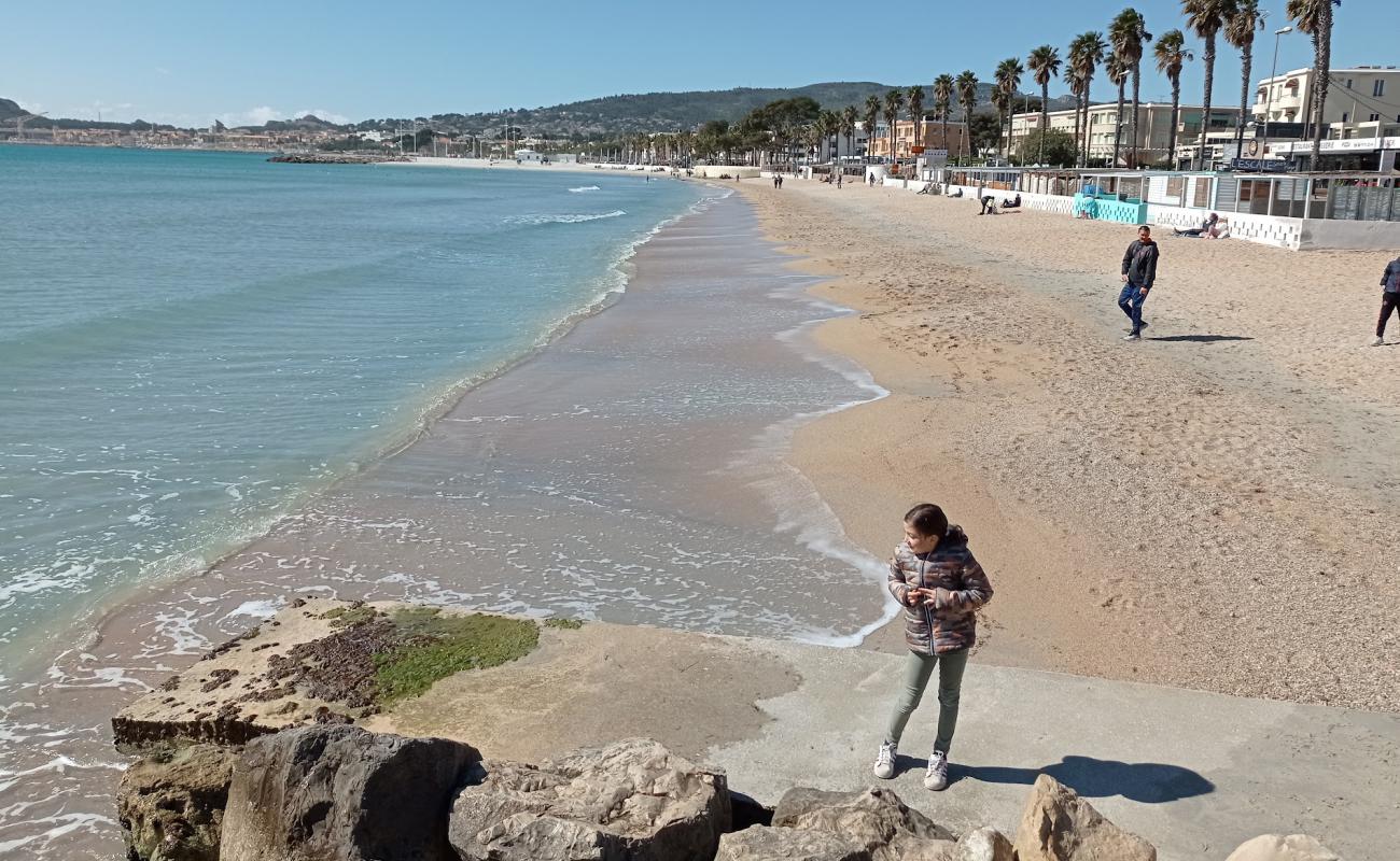 Photo de La Ciotat plage avec sable fin et lumineux de surface