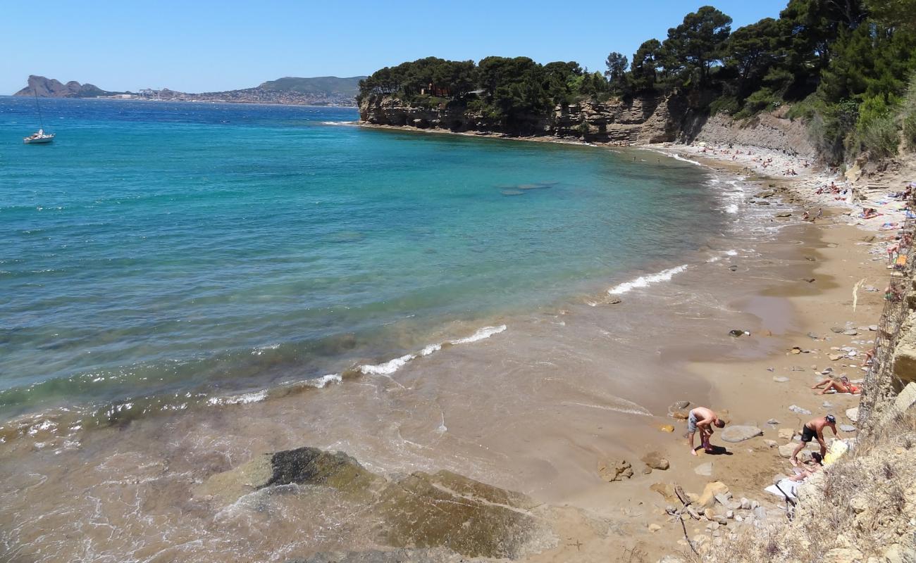 Photo de Plage du Liouquet avec sable brillant et rochers de surface