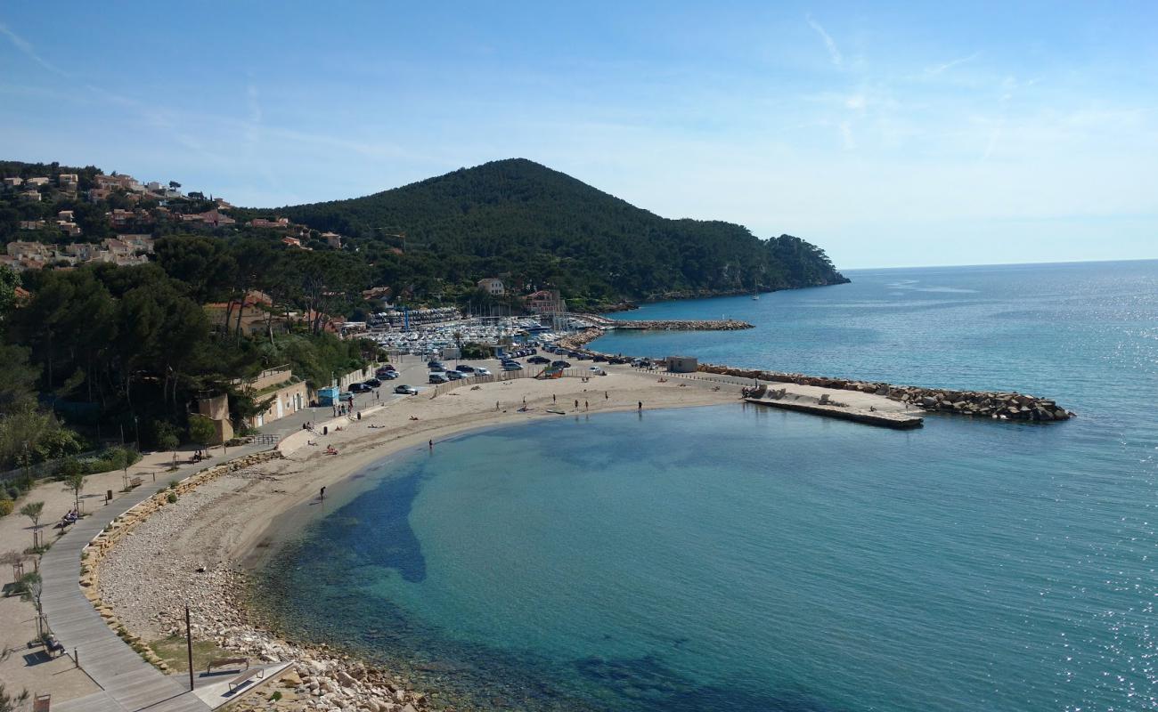 Photo de Plage de la Madrague avec sable beige de surface