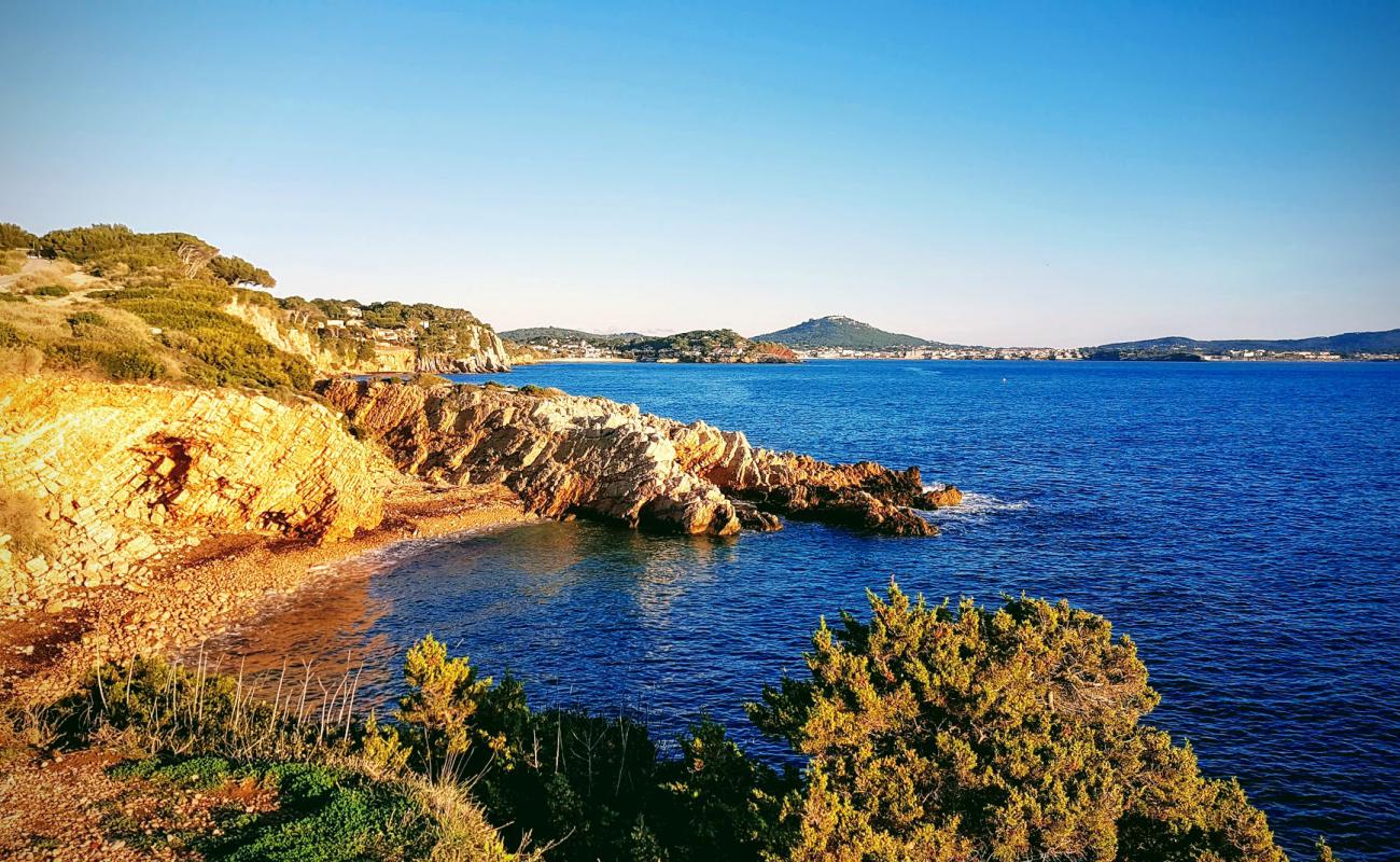 Photo de Avenue de la Corniche II avec sable gris & rochers de surface