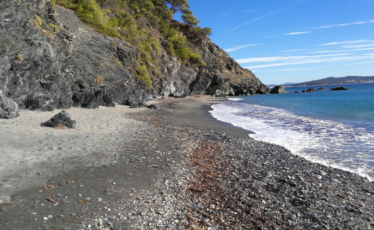 Photo de Plage de Malpasset avec sable gris & galets de surface