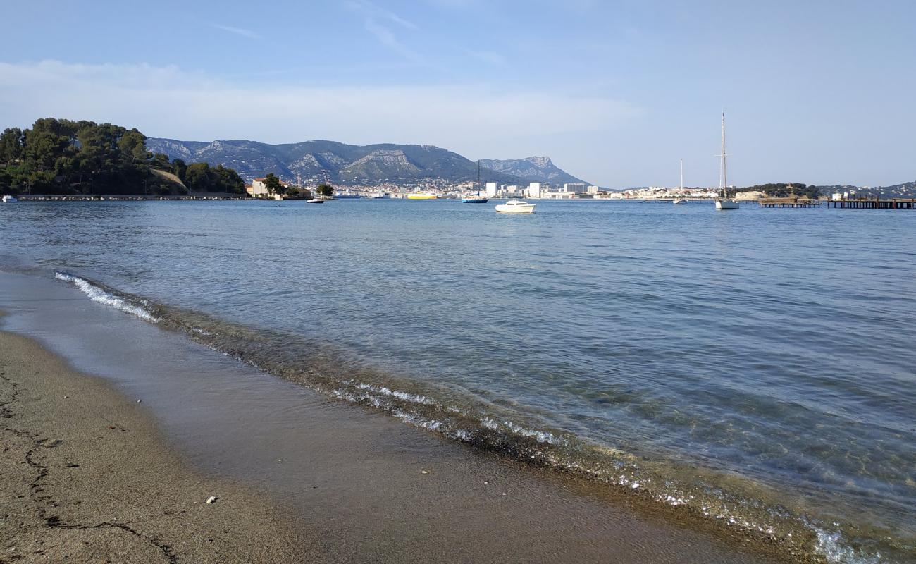 Photo de Plage de Balaguier avec sable gris de surface