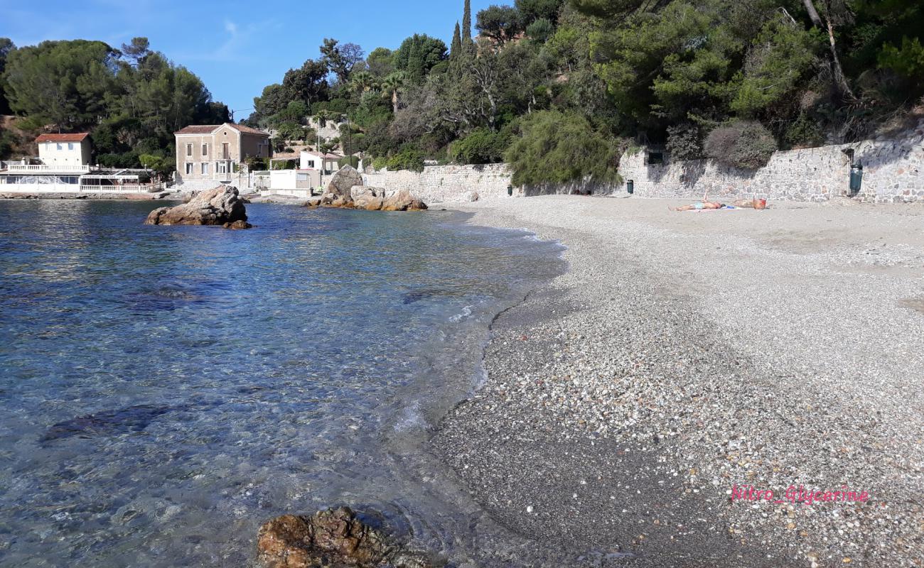 Photo de Plage de Magaud avec petits galets beige de surface