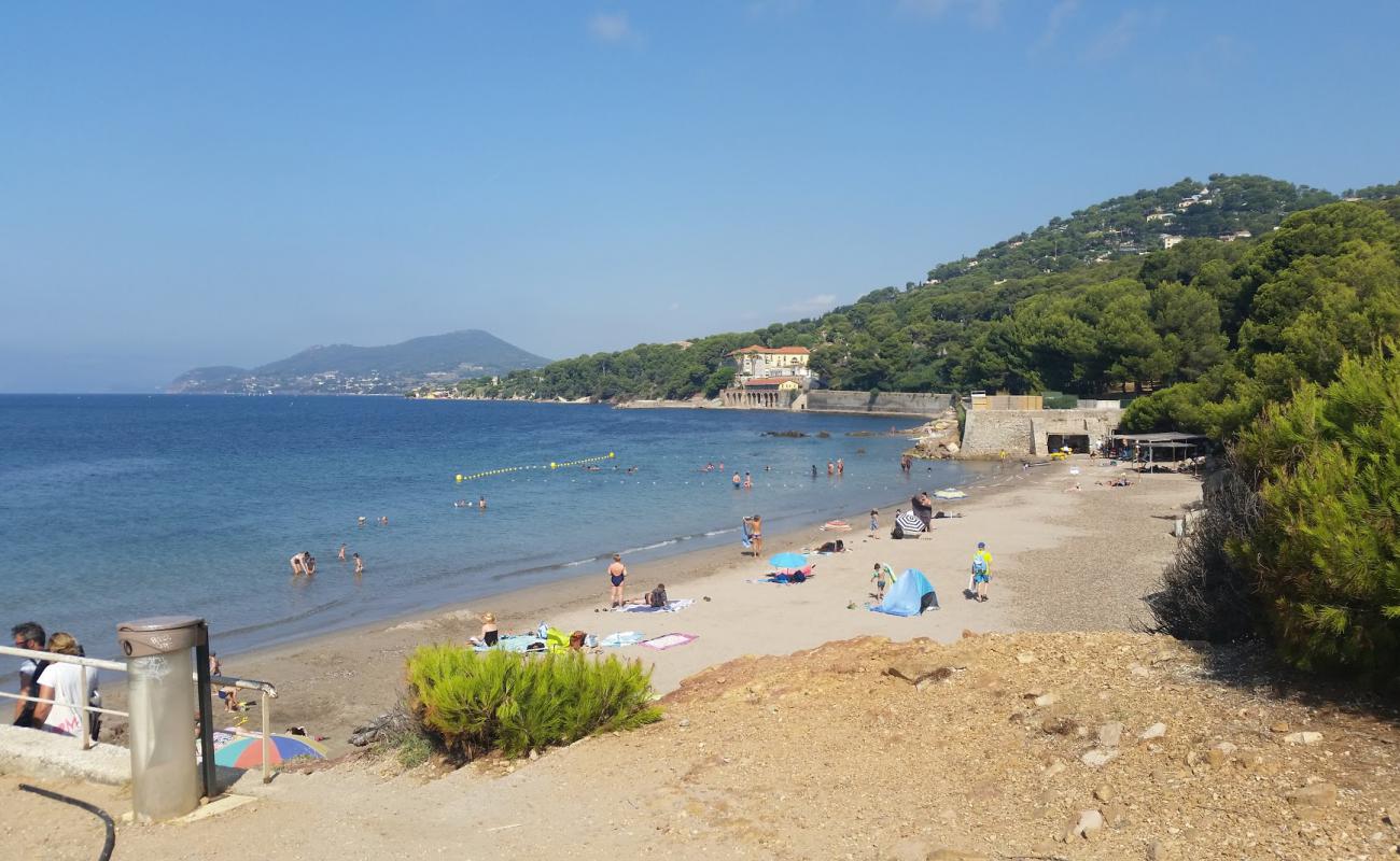 Photo de Plage du Port Hélène avec sable lumineux de surface