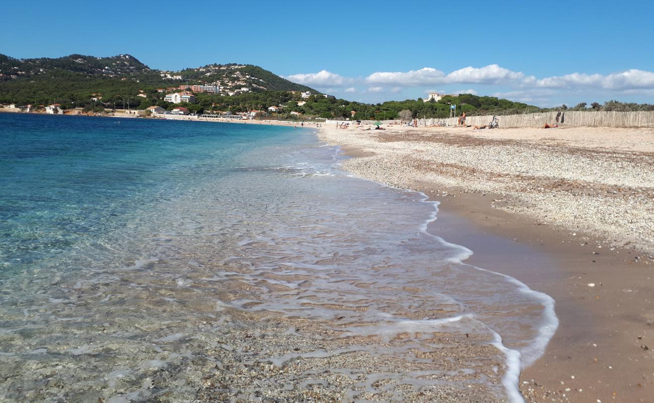 Photo de Plage de l'Almanarre avec caillou fin clair de surface