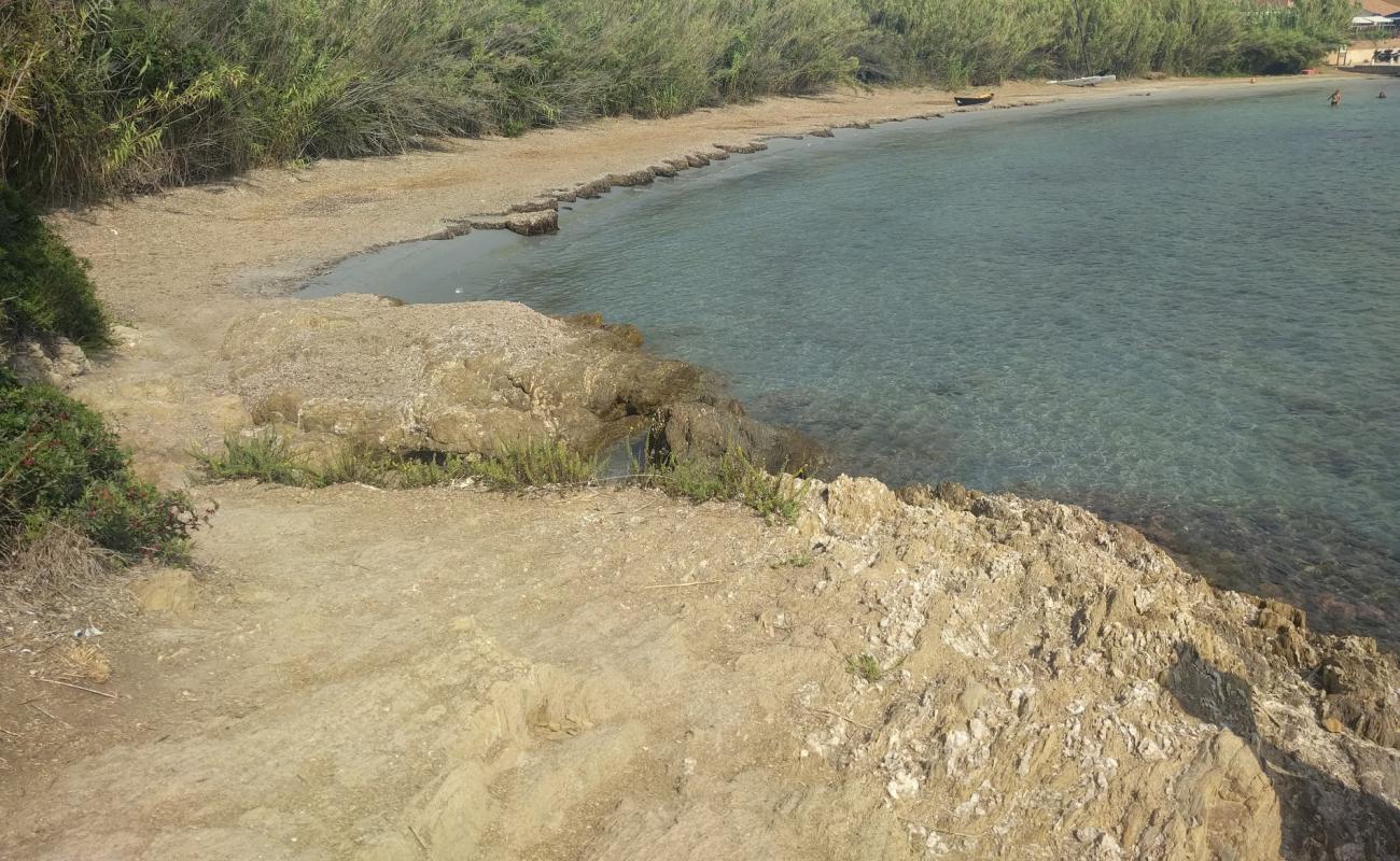 Photo de Plage de la Tour Fondue avec sable brun de surface