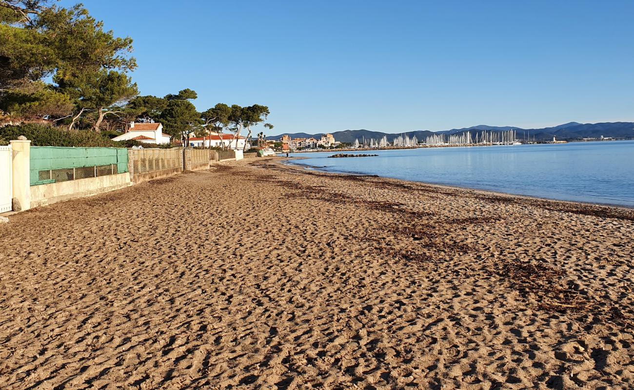 Photo de beach of Pesquiers avec sable lumineux de surface