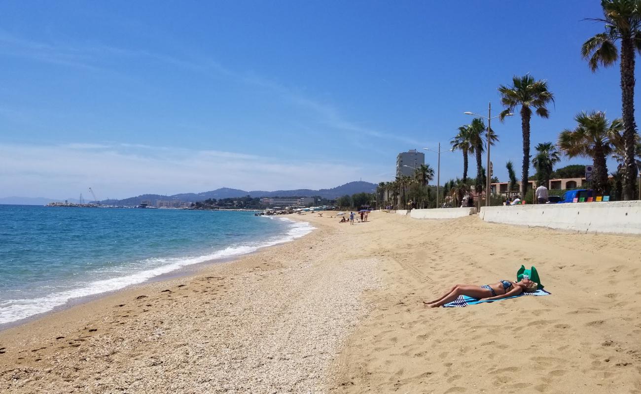 Photo de Plage du Lavandou avec sable lumineux de surface