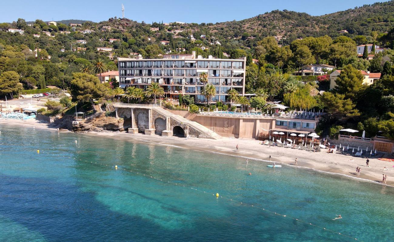 Photo de Rayol beach avec sable lumineux de surface