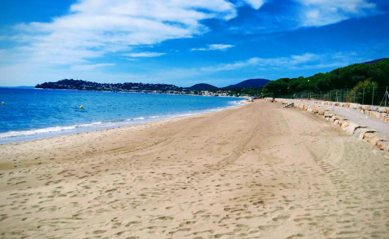 Photo de Plage de Cavalaire-sur-Mer avec sable fin et lumineux de surface