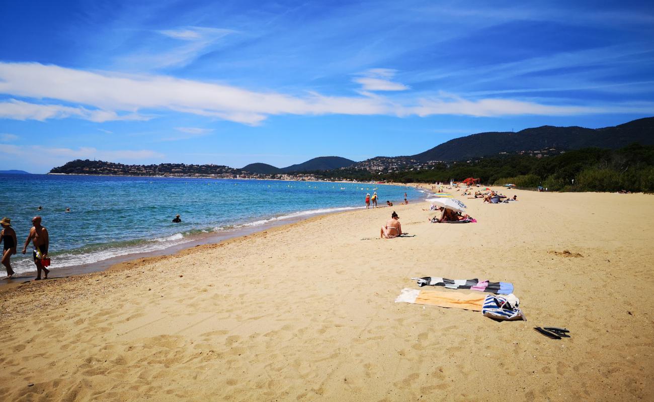 Photo de Plage du Debarquement avec sable fin et lumineux de surface