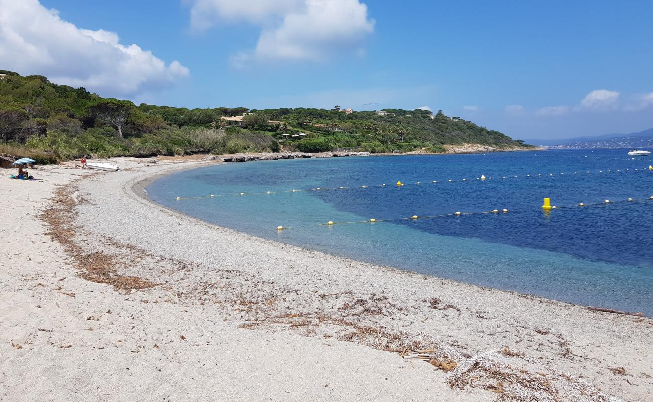 Photo de La Moutte beach avec sable lumineux de surface