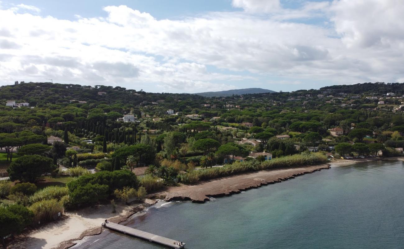 Photo de Plage des Canoubiers avec sable beige de surface