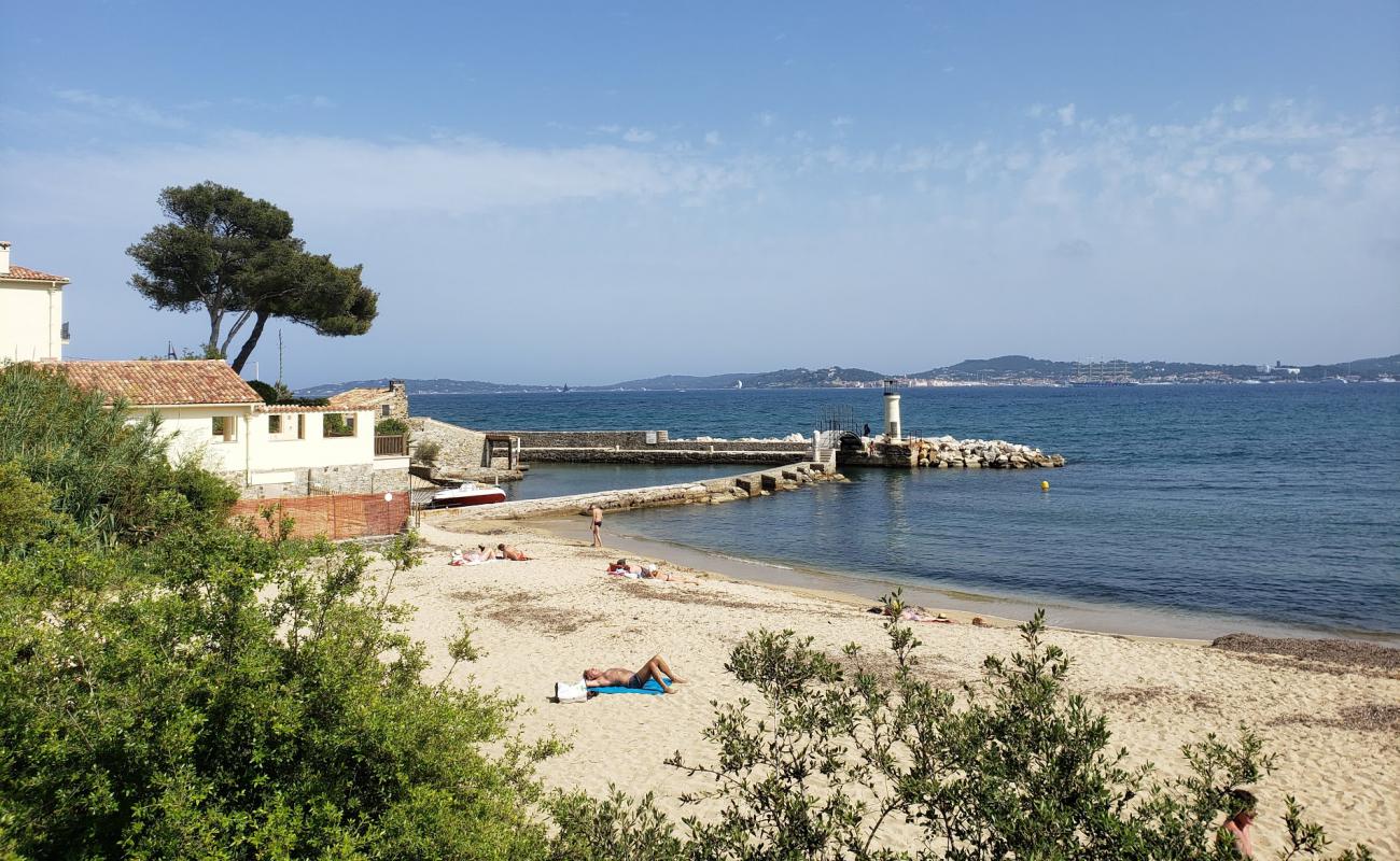 Photo de Plage Les Cigales avec sable beige de surface