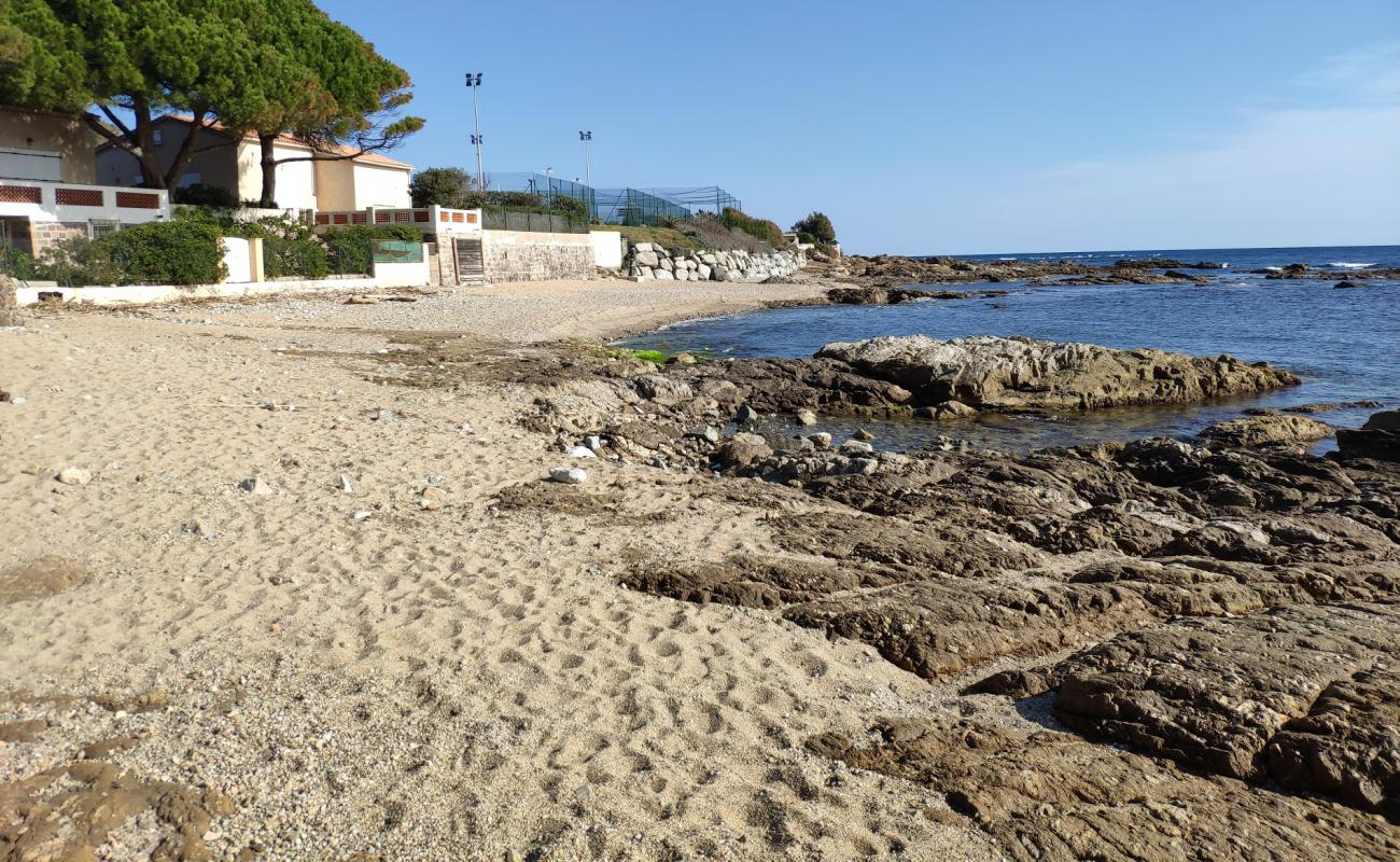 Photo de Plage de la Pinède avec sable beige & pierres de surface