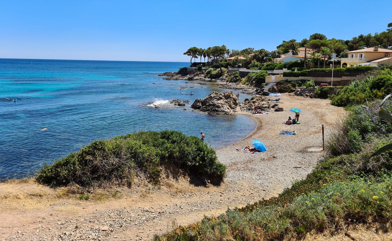 Photo de Pebrier beach avec sable beige & pierres de surface