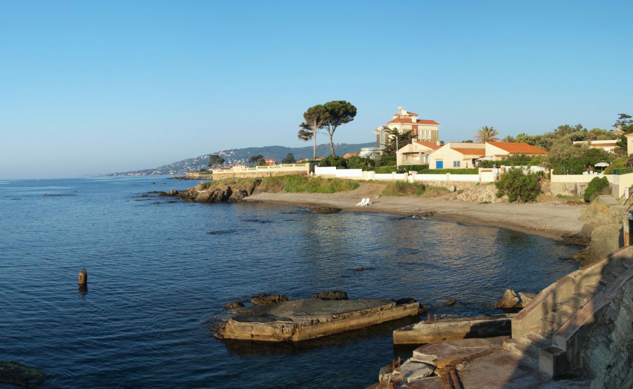 Photo de St. Raphael beach avec sable beige & galets de surface