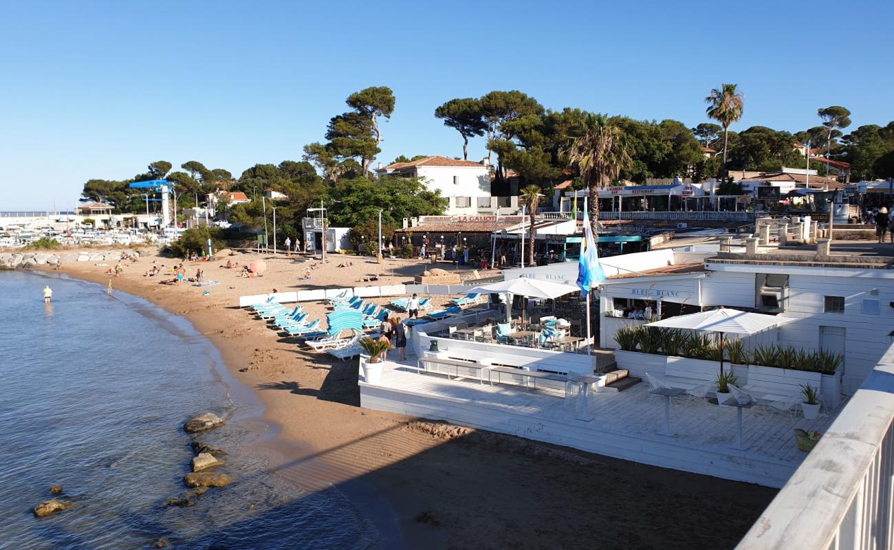 Photo de Plage de la Galiote avec sable fin et lumineux de surface