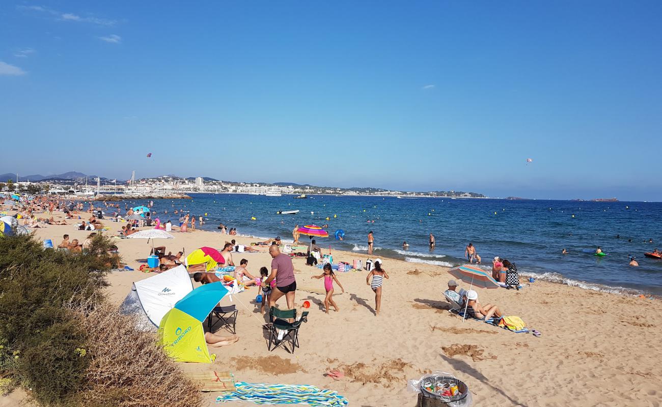 Photo de Beach de la base nature avec sable fin et lumineux de surface