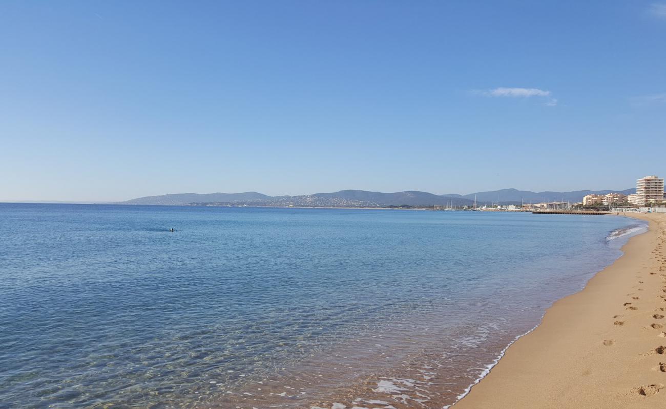 Photo de Plage de Frejus avec sable fin et lumineux de surface