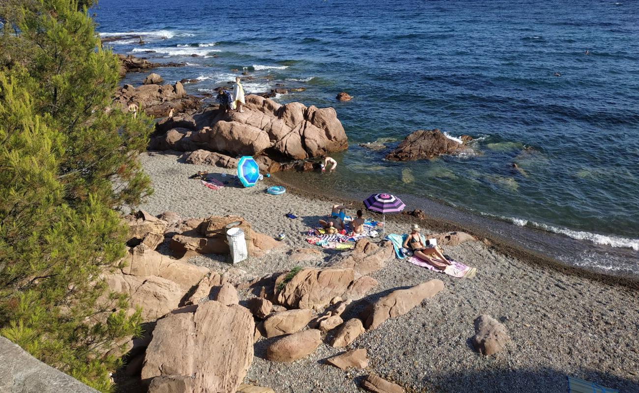 Photo de Plage de Boulouris avec caillou fin clair de surface