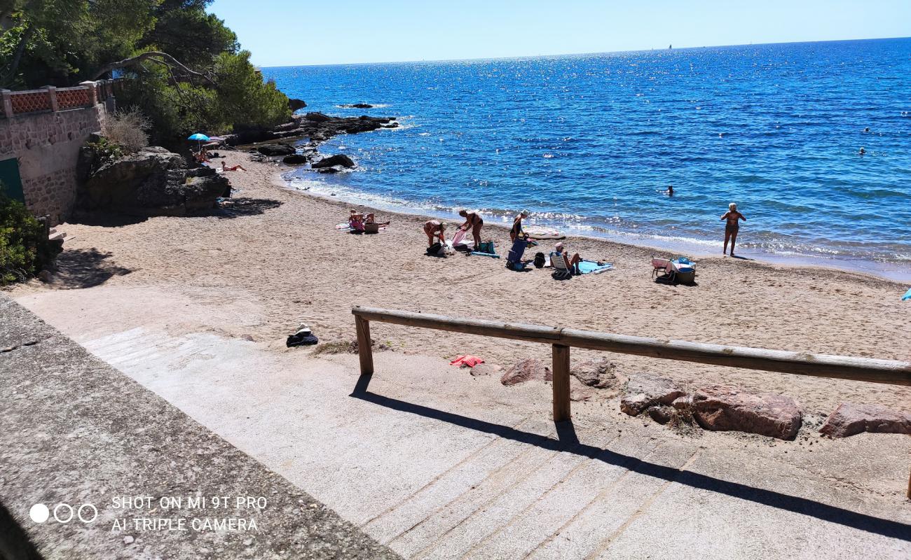 Photo de Plage d'Aigue Bonne avec petits galets beige de surface