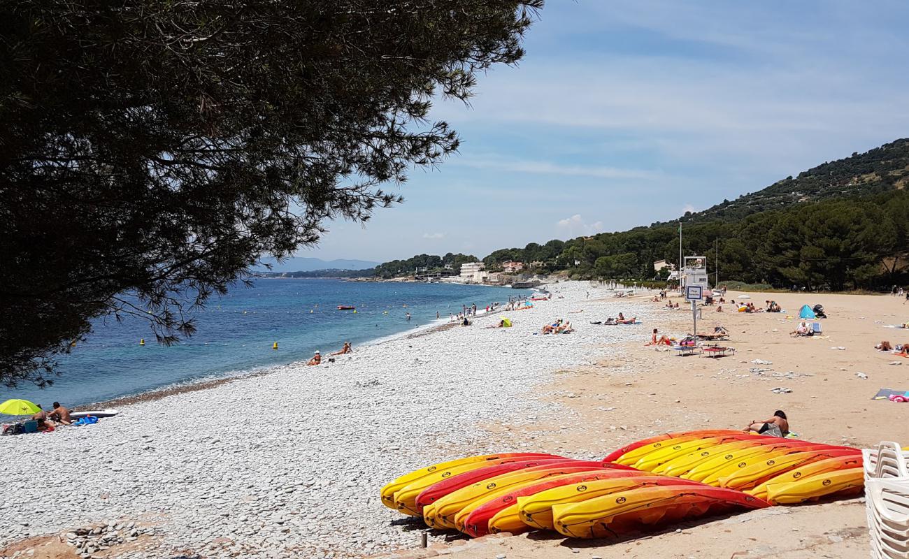 Photo de Plage du Debarquement avec sable clair avec caillou de surface