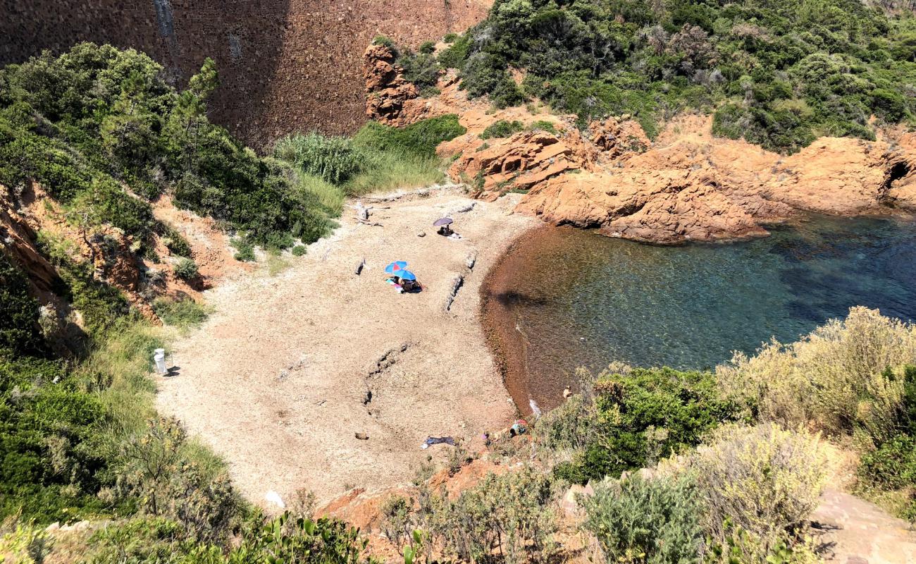Photo de Petit Caneiret beach avec galets bruns de surface