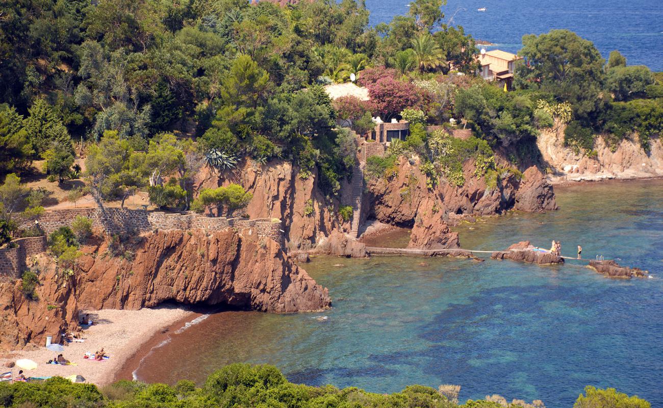 Photo de Cap Roux beach avec galets bruns de surface