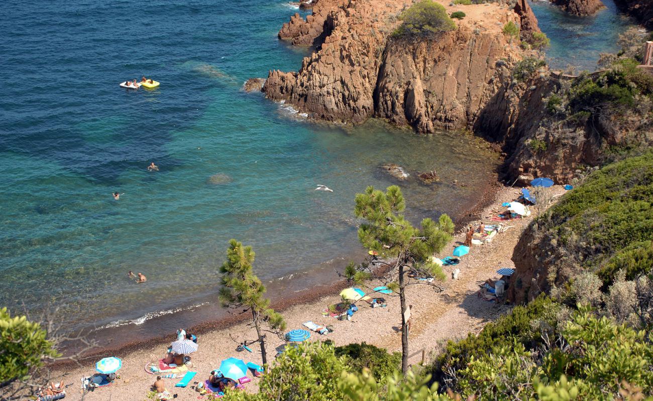Photo de Cap Roux beach II avec galets bruns de surface