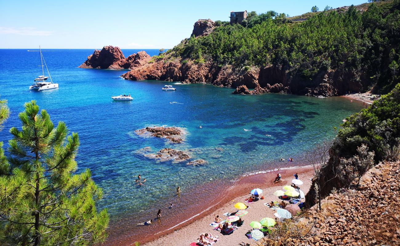 Photo de Calanque de Maubois avec caillou brun de surface