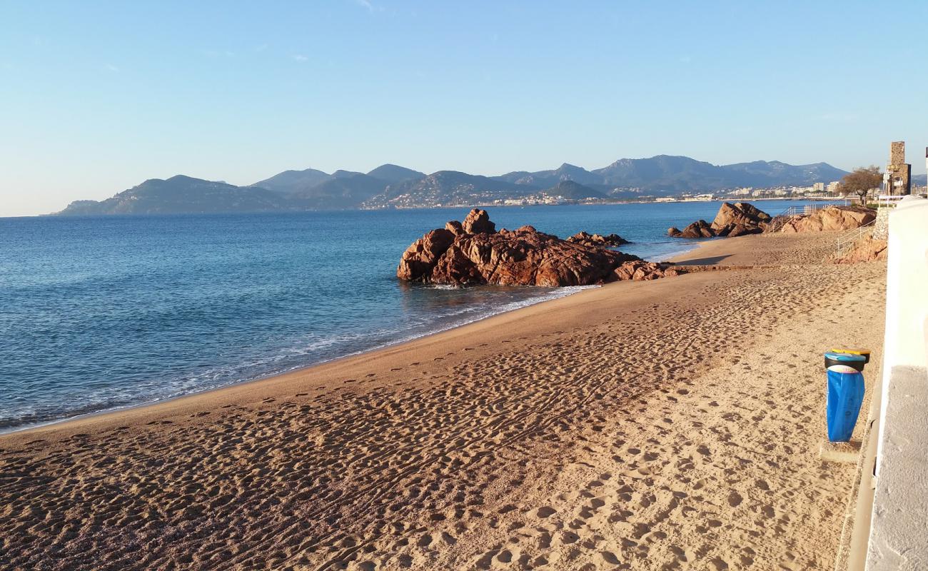 Photo de Midi Surveillee beach avec sable fin et lumineux de surface