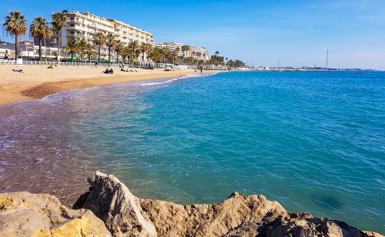 Photo de Plage de Midi avec sable fin et lumineux de surface