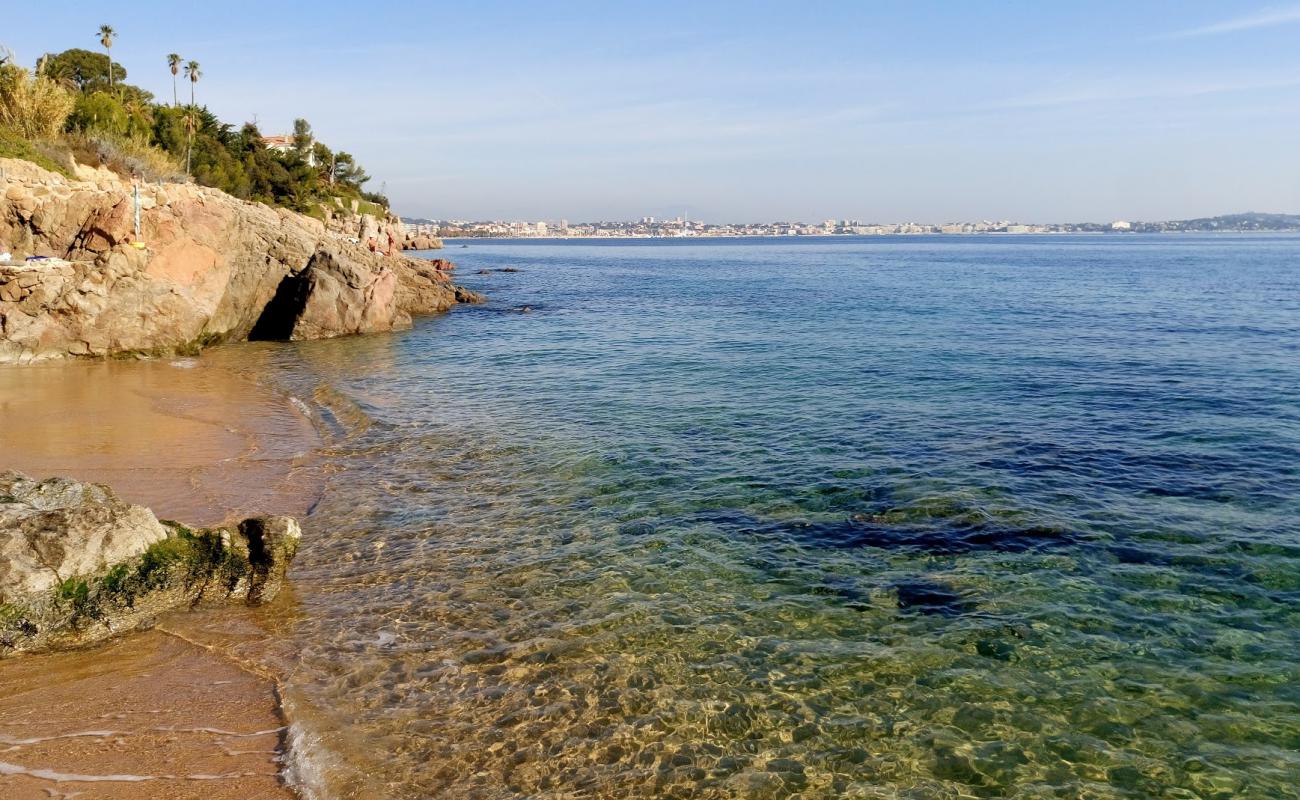 Photo de Plage de la batterie avec sable clair avec caillou de surface