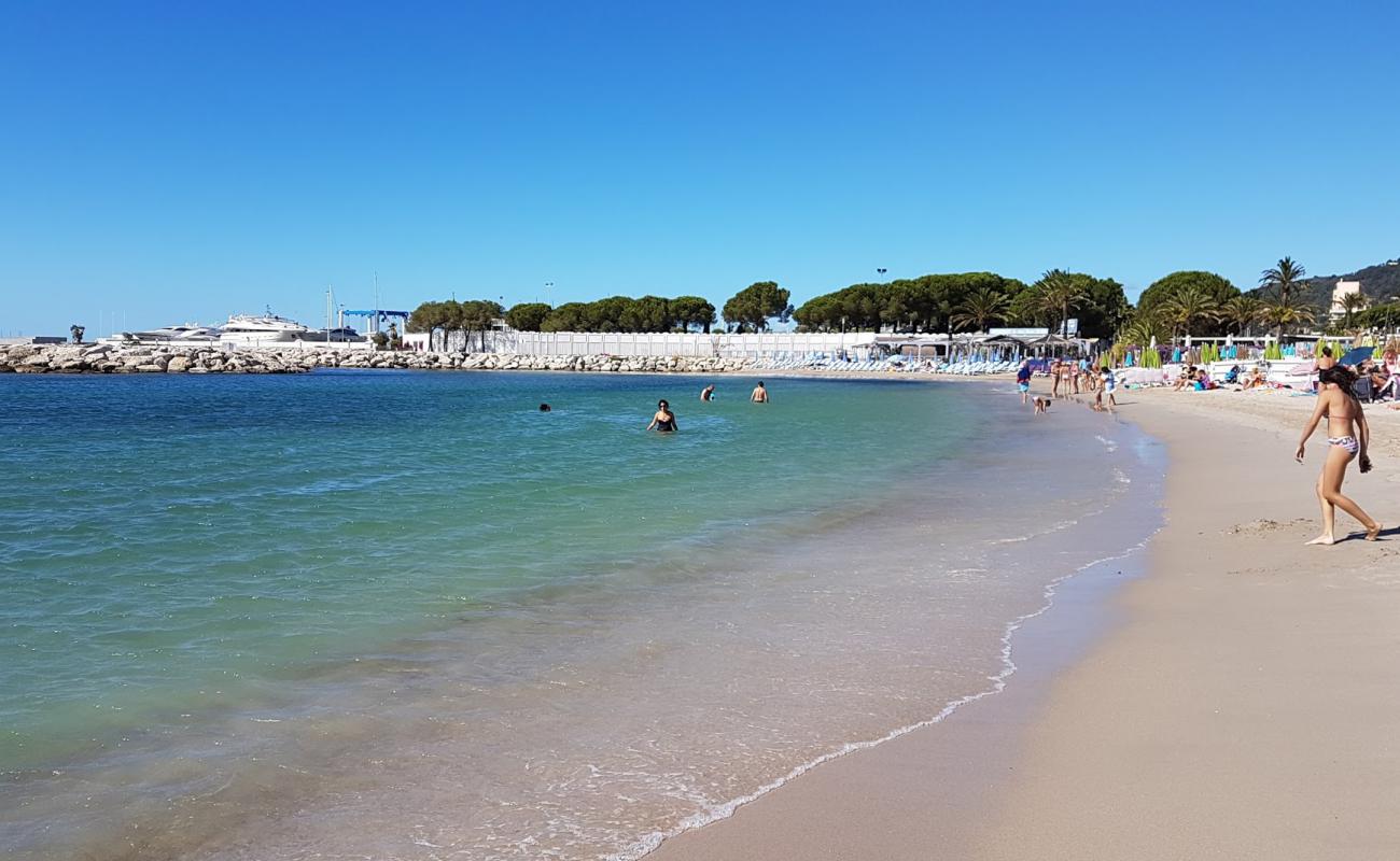 Photo de Golfe Juan beach avec sable beige fin de surface